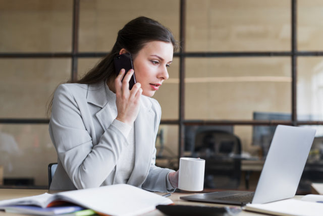 https://abcentre.fr/wp-content/uploads/2024/09/confident-businesswoman-talking-cellphone-looking-camera-workplace-1-640x428.jpg